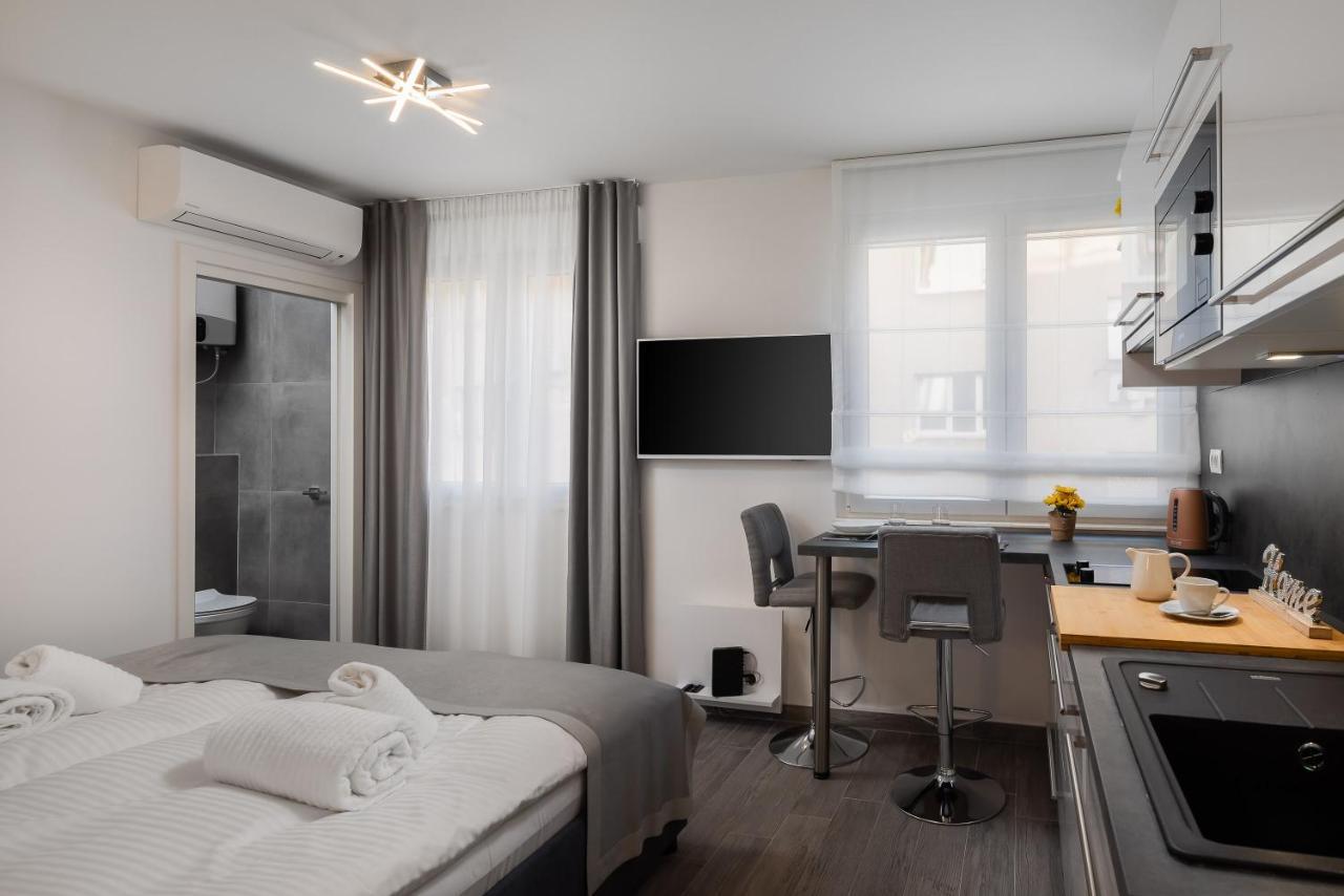 Luxury Studios & Room Five Split Exterior photo