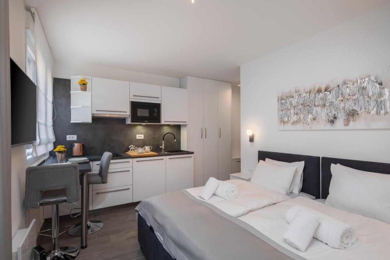 Luxury Studios & Room Five Split Exterior photo